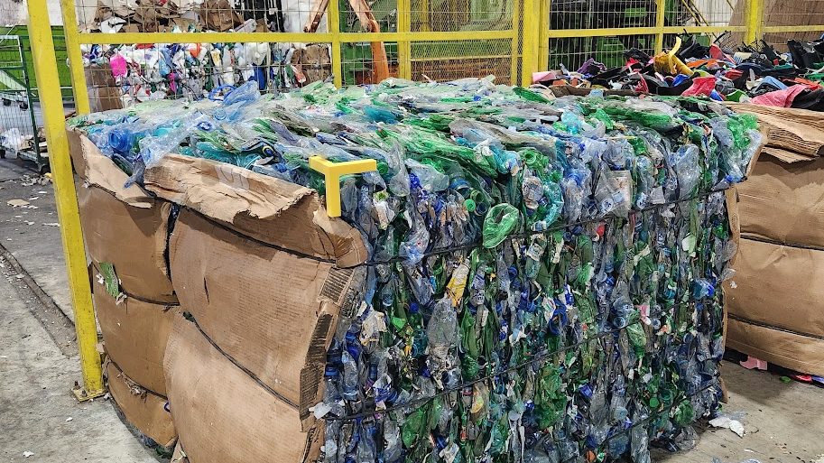 Fardos de garrafas PET prensadas em unidade de triagem parceira da 4H