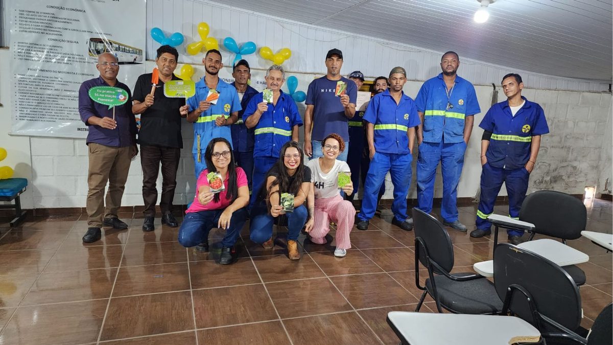 Equipe de cliente em treinamento de gestão de resíduos com a 4H
